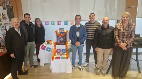 Altar de los muertos en la oficina municipal de turismo de Teruel ALTAR DE LOS MUERTOS