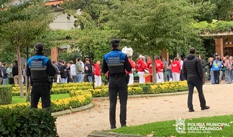 Cuatro hombres investigados en Pamplona por una presunta agresión sexual a una joven en la carpa universitaria Cuatro hombres investigados en Pamplona por una presunta agresión sexual a una joven en la carpa universitaria