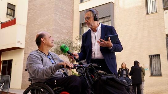 David Gonz&aacute;lez charla con Alsina en su edificio en Catarroja