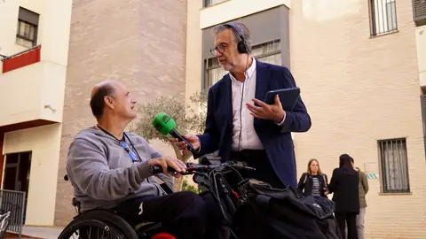 David González charla con Alsina en su edificio en Catarroja David González charla con Alsina en su edificio en Catarroja