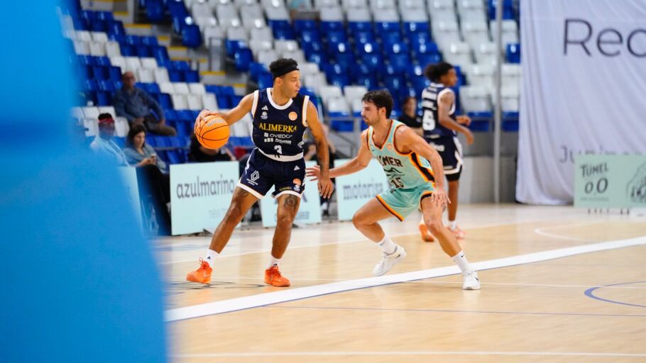 25-10-2025 Una jugada del partido Palma-Alimerka Oviedo Baloncesto