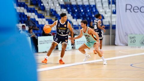 25-10-2025 Una jugada del partido Palma-Alimerka Oviedo Baloncesto