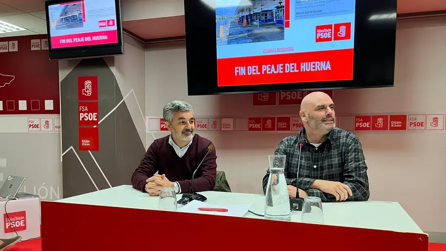 Alejandro Calvo y Monchu García informan a la militancia del Psoe de Gijón Alejandro Calvo y Monchu García informan a la militancia del Psoe de Gijón