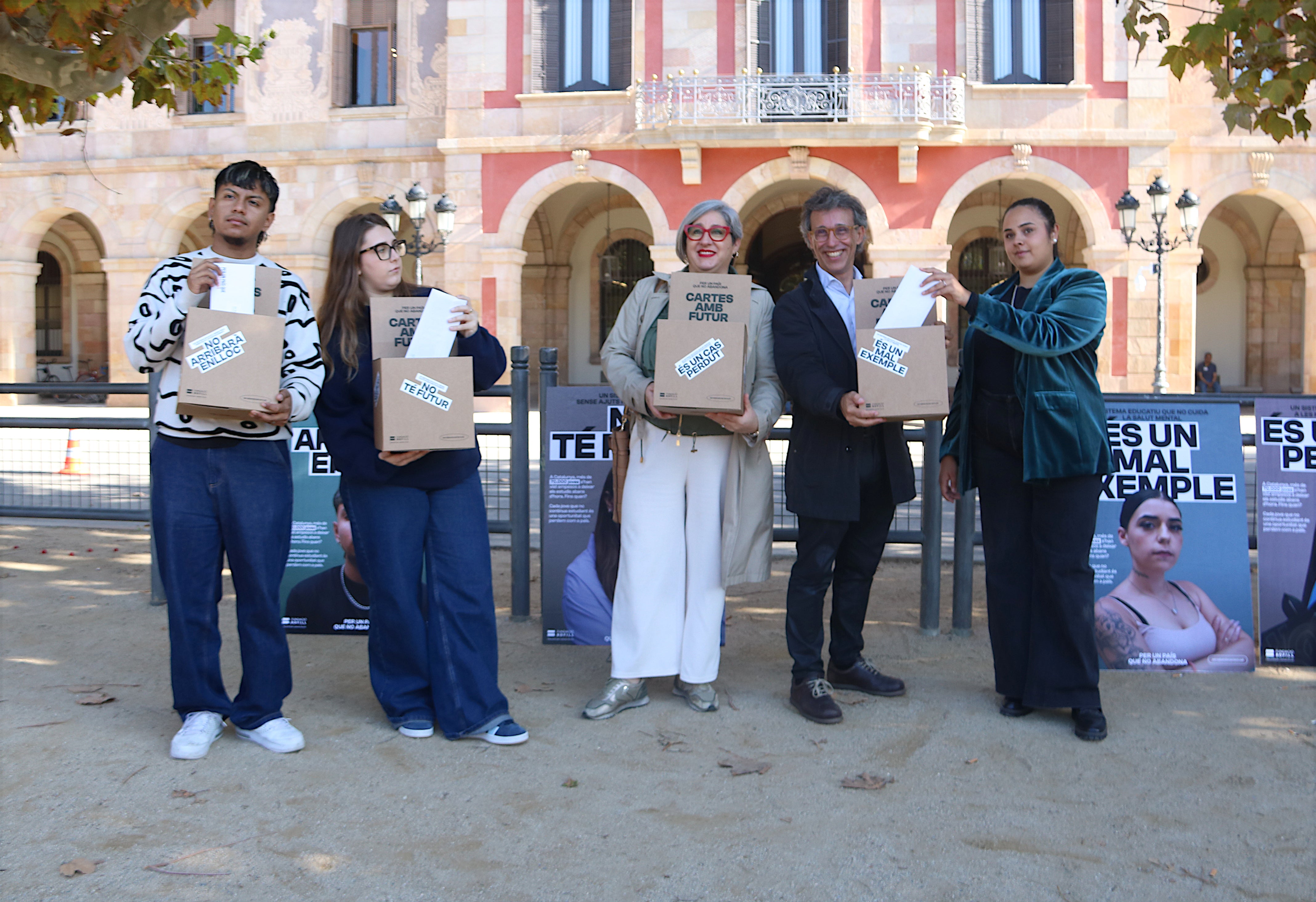 Centenars de joves envien al Parlament cartes contra l'abandonament escolar Centenars de joves envien al Parlament cartes contra l'abandonament escolar