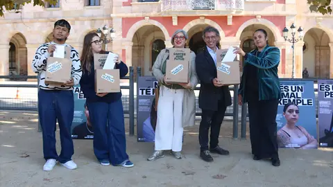 Els joves que han fet arribar les cartes al Parlament Els joves que han fet arribar les cartes al Parlament