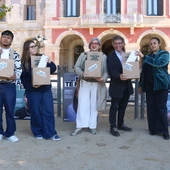 Els joves que han fet arribar les cartes al Parlament Els joves que han fet arribar les cartes al Parlament