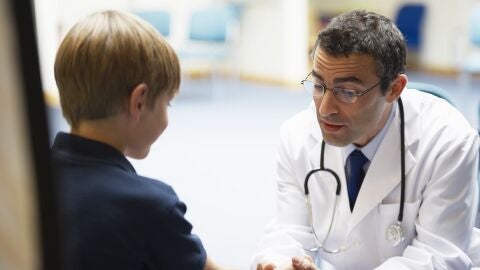 Pediatra atiende a un niño Pediatra atiende a un niño
