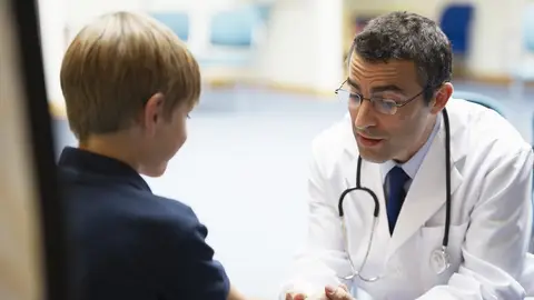 Pediatra atiende a un niño Pediatra atiende a un niño