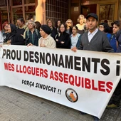 Una protesta veïnal per evitar el desnonament d'una família a Salt, Girona. Una protesta veïnal per evitar el desnonament d'una família a Salt, Girona.