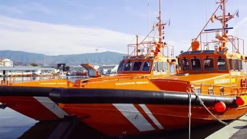 Salvamento Marítimo rescata a 23 migrantes a 25 km de la costa de Granada Salvamento Marítimo rescata a 23 migrantes a 25 km de la costa de Granada