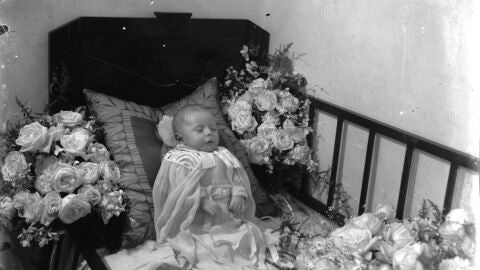 Retrato post mortem de un niño en su cuna Retrato post mortem de un niño en su cuna