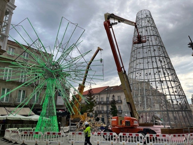 El concello finaliza la instalación del árbol de la Puerta del Sol El concello finaliza la instalación del árbol de la Puerta del Sol