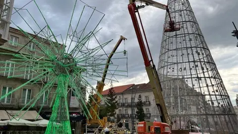 El concello finaliza la instalación del árbol de la Puerta del Sol. El concello finaliza la instalación del árbol de la Puerta del Sol.