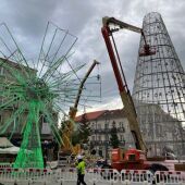 El concello finaliza la instalación del árbol de la Puerta del Sol.
