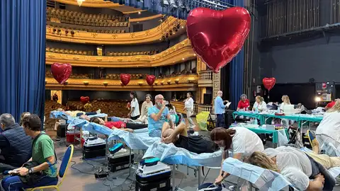 Un momento de la donación en el Teatro Principal Un momento de la donación en el Teatro Principal