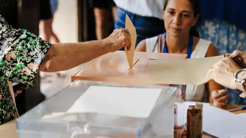 Una persona ejerce su derecho a voto en un colegio de Madrid el pasado mes de julio Una persona ejerce su derecho a voto en un colegio de Madrid el pasado mes de julio