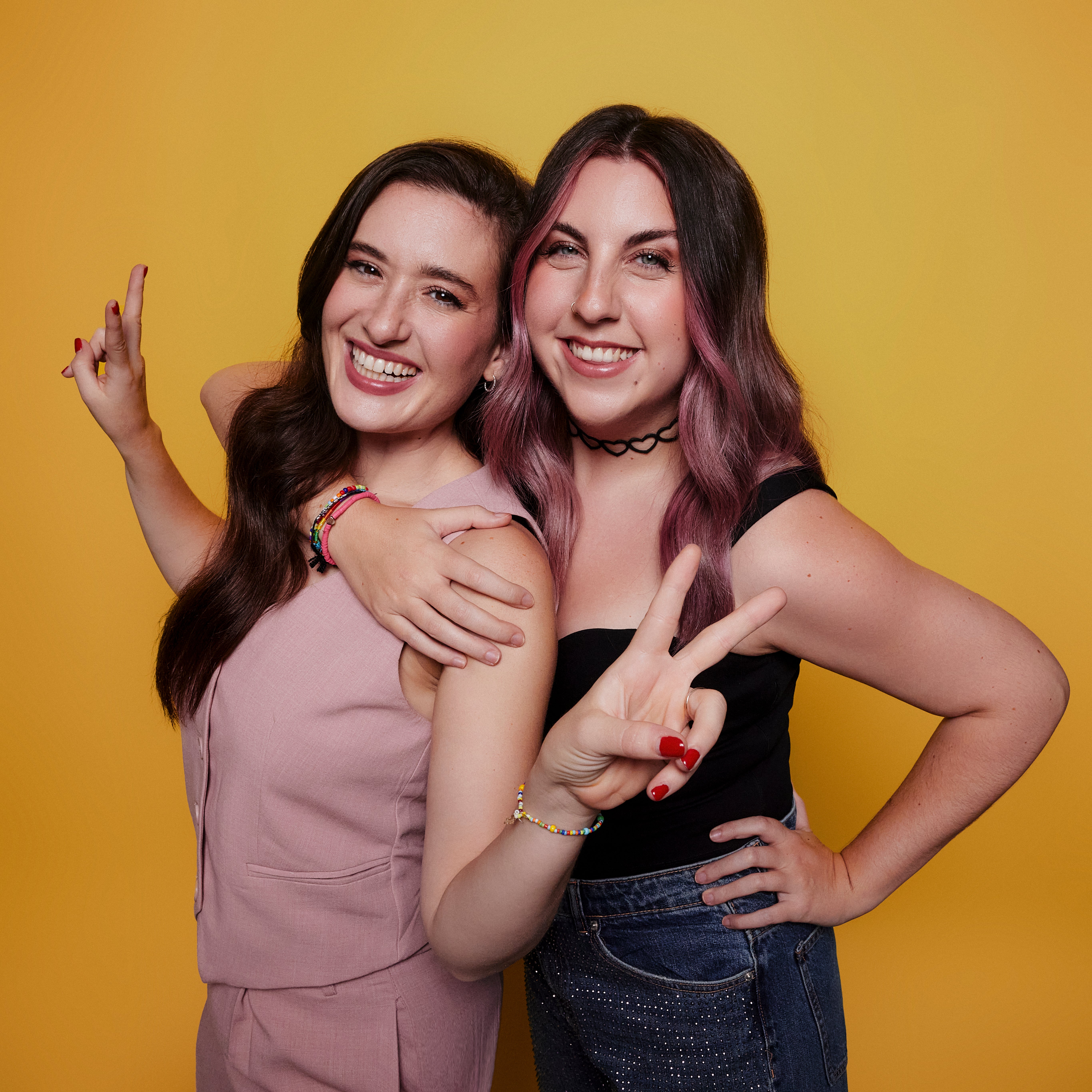 Carolina Iglesias y Victoria Marín aterrizan en Asturias con 'Mentira y Traición' Carolina Iglesias y Victoria Marín aterrizan en Asturias con 'Mentira y Traición'