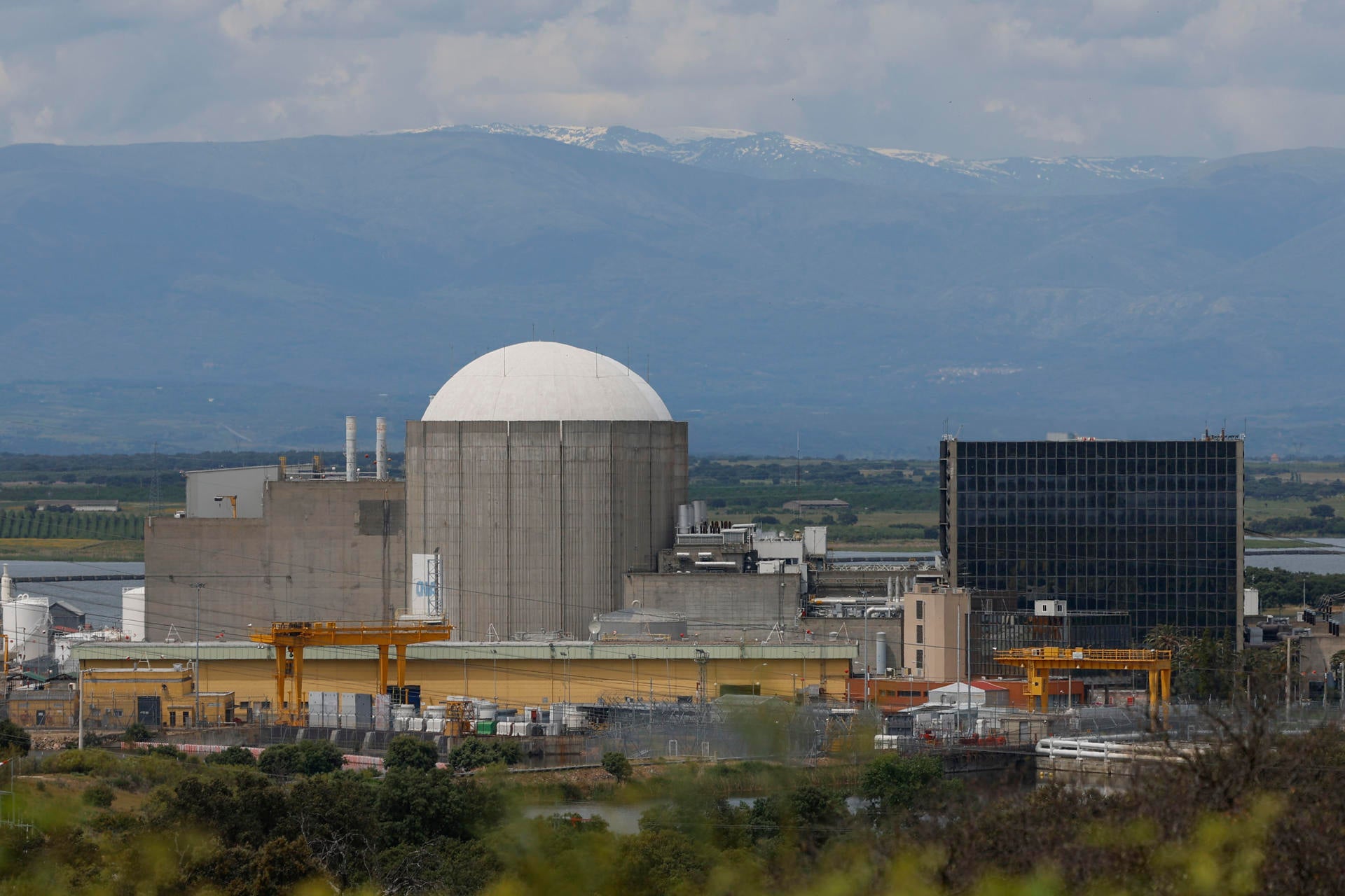 El Gobierno obligado a decidir si continúa Almaraz tras la petición oficial de las eléctricas El Gobierno obligado a decidir si continúa Almaraz tras la petición oficial de las eléctricas