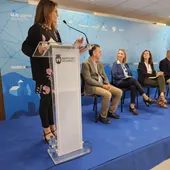 Eva Hernández presentando un acto. Eva Hernández presentando un acto.