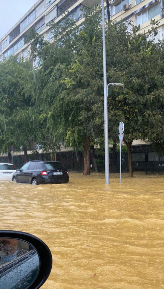 Imagen de la Avenida Adolfo Suárez en Sevilla capital anegada por la intensa lluvia
