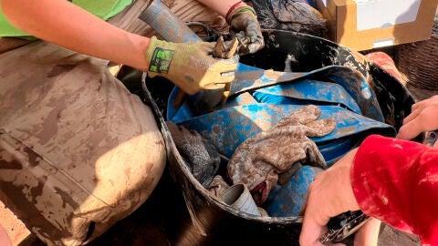 Restos de barro en diversos enseres de voluntarios Restos de barro en diversos enseres de voluntarios