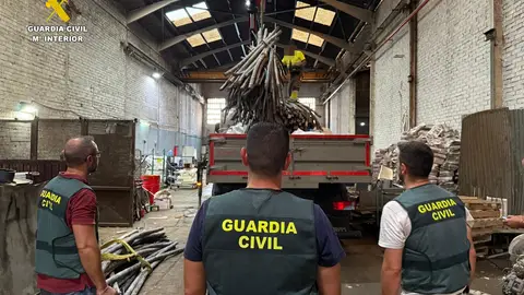 Agentes de la Guardia Civil junto al material sustraído Agentes de la Guardia Civil junto al material sustraído
