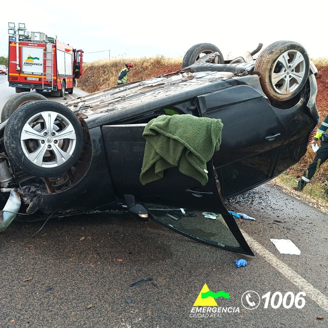 Bomberos de Valdepeñas rescatan a una persona que quedó atrapada en su vehículo tras un accidente Bomberos de Valdepeñas rescatan a una persona que quedó atrapada en su vehículo tras un accidente