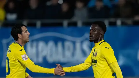 Oluwaseyi (derecha), autor de tres goles ante el Ciudad de Lucena Oluwaseyi (derecha), autor de tres goles ante el Ciudad de Lucena