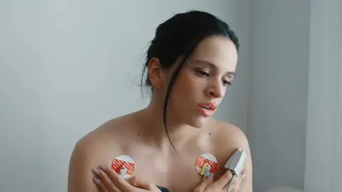Rosalía en el videoclip de 'Berghain', primer sencillo de su álbum 'LUX' Rosalía en el videoclip de 'Berghain', primer sencillo de su álbum 'LUX'