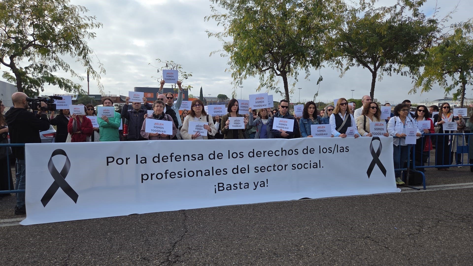 Colegios y colectivo profesionales arropan en el juzgado a la familia de Belén Cortés cuya muerte "pudo haberse evitado" Colegios y colectivo profesionales arropan en el juzgado a la familia de Belén Cortés cuya muerte "pudo haberse evitado"