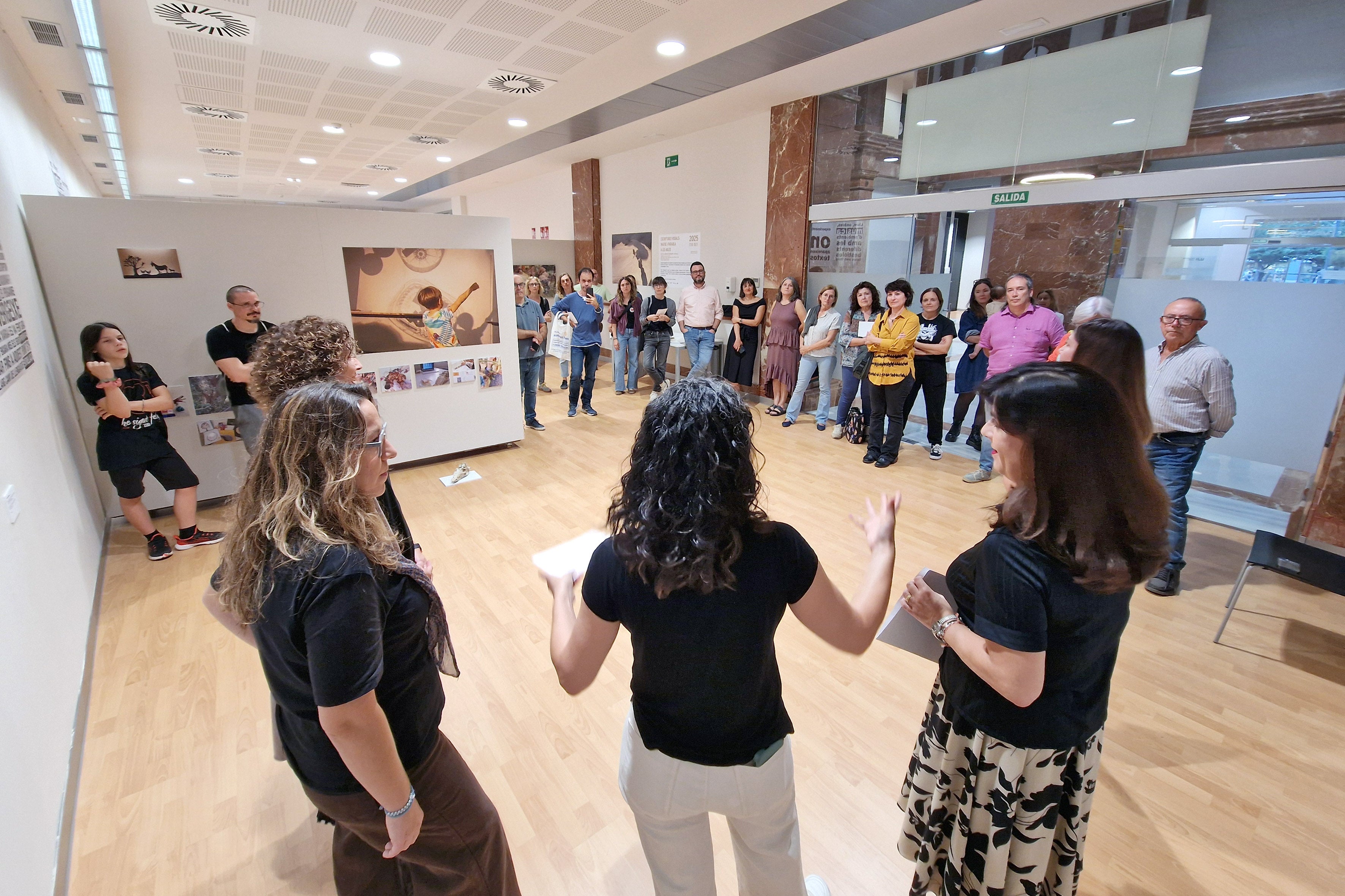 Una exposició de l'UJI transforma en art contemporani un projecte de ciència ciutadana sobre multiliteracitat a les aules Una exposició de l'UJI transforma en art contemporani un projecte de ciència ciutadana sobre multiliteracitat a les aules