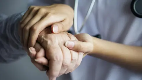 La Junta de Extremadura pide al Estado que declare exentas las ayudas recibidas por los pacientes de ELA La Junta de Extremadura pide al Estado que declare exentas las ayudas recibidas por los pacientes de ELA