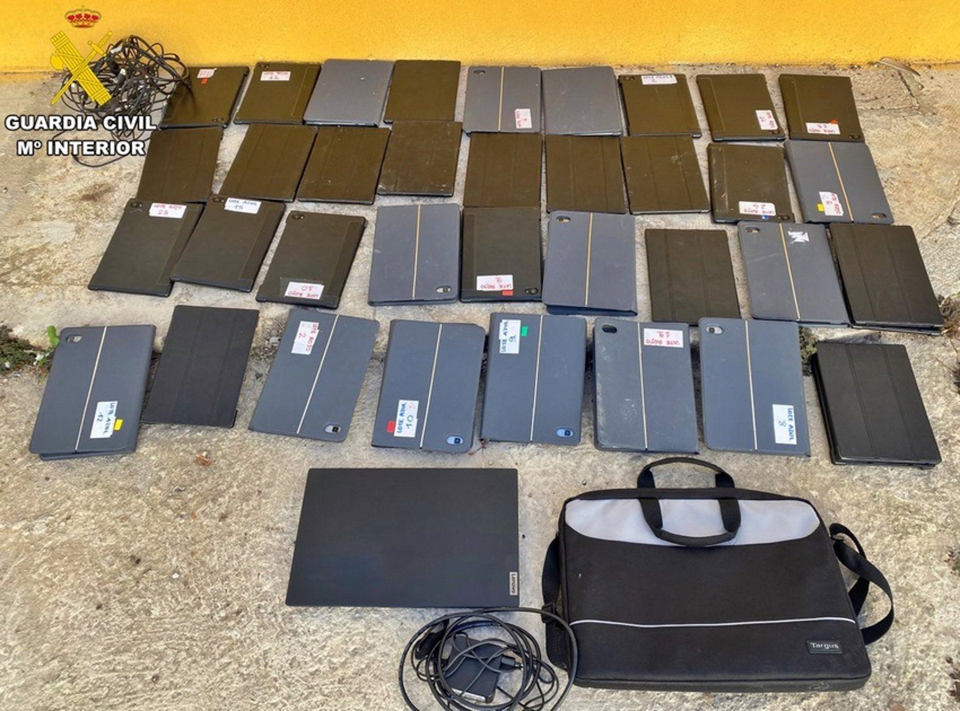 Investigado un vecino de Hornachos por el robo de 46 tablets en un colegio y ventanas de una casa deshabitada Investigado un vecino de Hornachos por el robo de 46 tablets en un colegio y ventanas de una casa deshabitada
