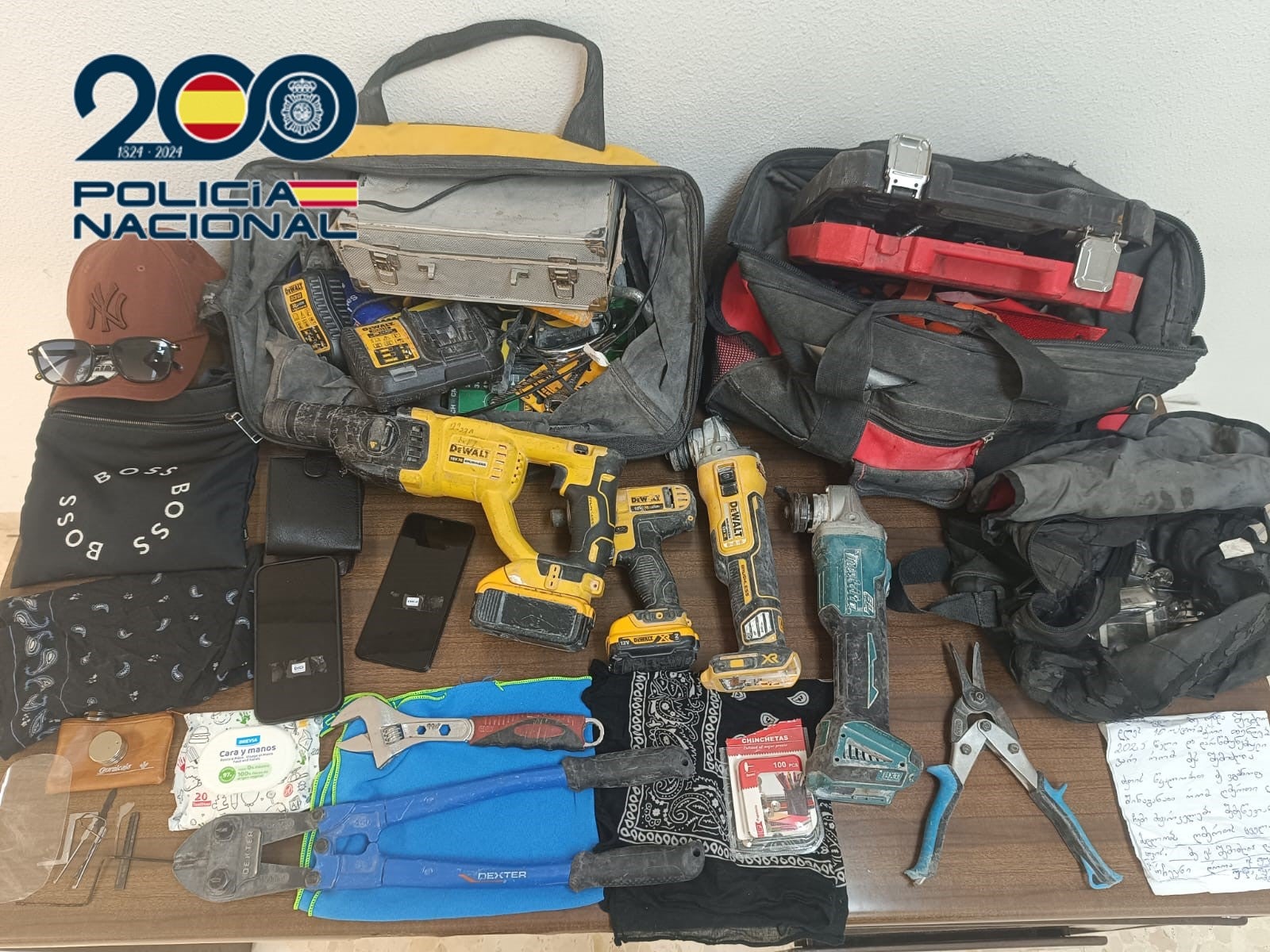 La Policía Nacional detiene en Alzira a tres hombres acusados de robos con fuerza en viviendas La Policía Nacional detiene en Alzira a tres hombres acusados de robos con fuerza en viviendas
