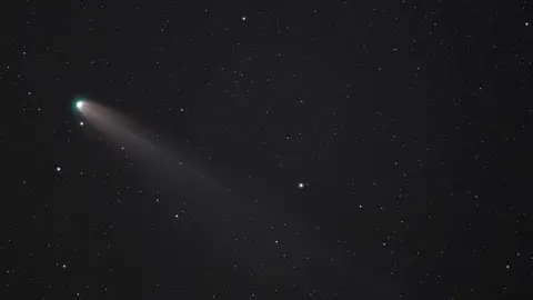 Imagen compuesta por la integración de 30 minutos de exposiciones fotográficas que muestra al cometa no periódico C/2025 A6 Lemmon desde la localidad cántabra de La Hayuela Imagen compuesta por la integración de 30 minutos de exposiciones fotográficas que muestra al cometa no periódico C/2025 A6 Lemmon desde la localidad cántabra de La Hayuela