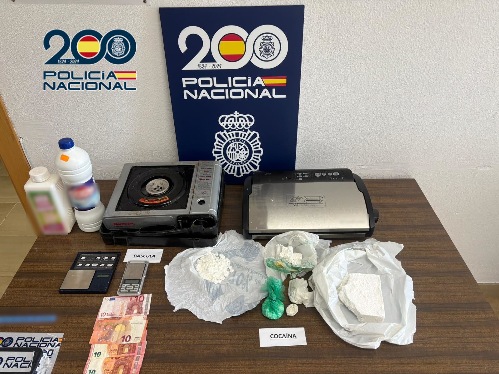 La policía detiene a dos hombres y una mujer en Alicante y decomisa 700 gramos de cocaína La policía detiene a dos hombres y una mujer en Alicante y decomisa 700 gramos de cocaína