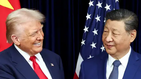 El presidente de Estados Unidos, Donald Trump, y el presidente de China, Xi Jinping, reaccionan durante una reunión bilateral en el Aeropuerto Internacional de Gimhae El presidente de Estados Unidos, Donald Trump, y el presidente de China, Xi Jinping, reaccionan durante una reunión bilateral en el Aeropuerto Internacional de Gimhae