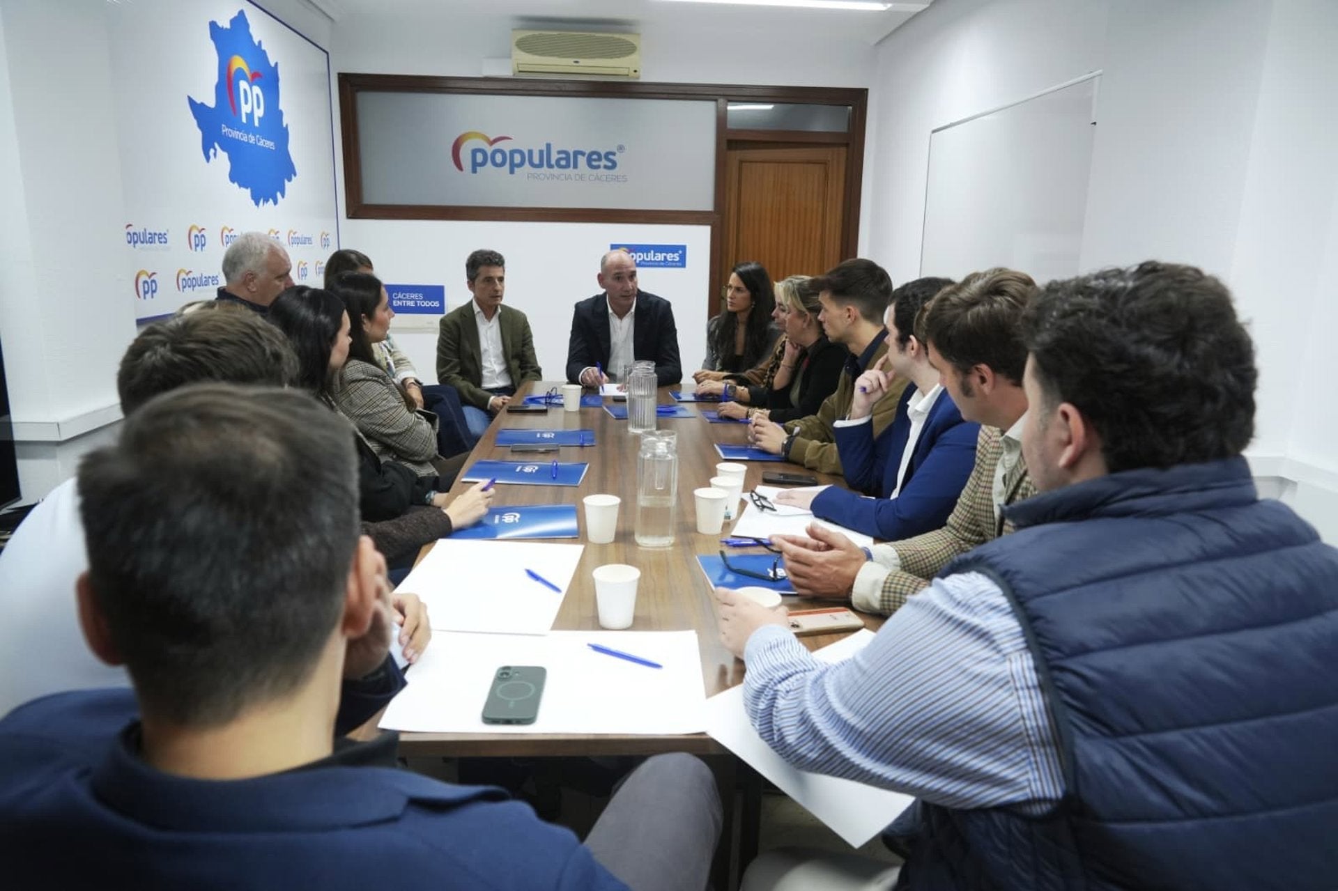 El PP afronta la campaña electoral con "muchas ganas" porque tiene "un gran equipo" frente al "banquillo" del PSOE El PP afronta la campaña electoral con "muchas ganas" porque tiene "un gran equipo" frente al "banquillo" del PSOE