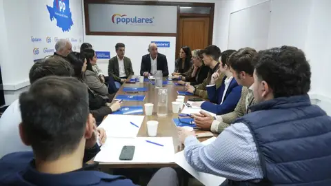 El PP afronta la campaña electoral con "muchas ganas" porque tiene "un gran equipo" frente al "banquillo" del PSOE El PP afronta la campaña electoral con "muchas ganas" porque tiene "un gran equipo" frente al "banquillo" del PSOE