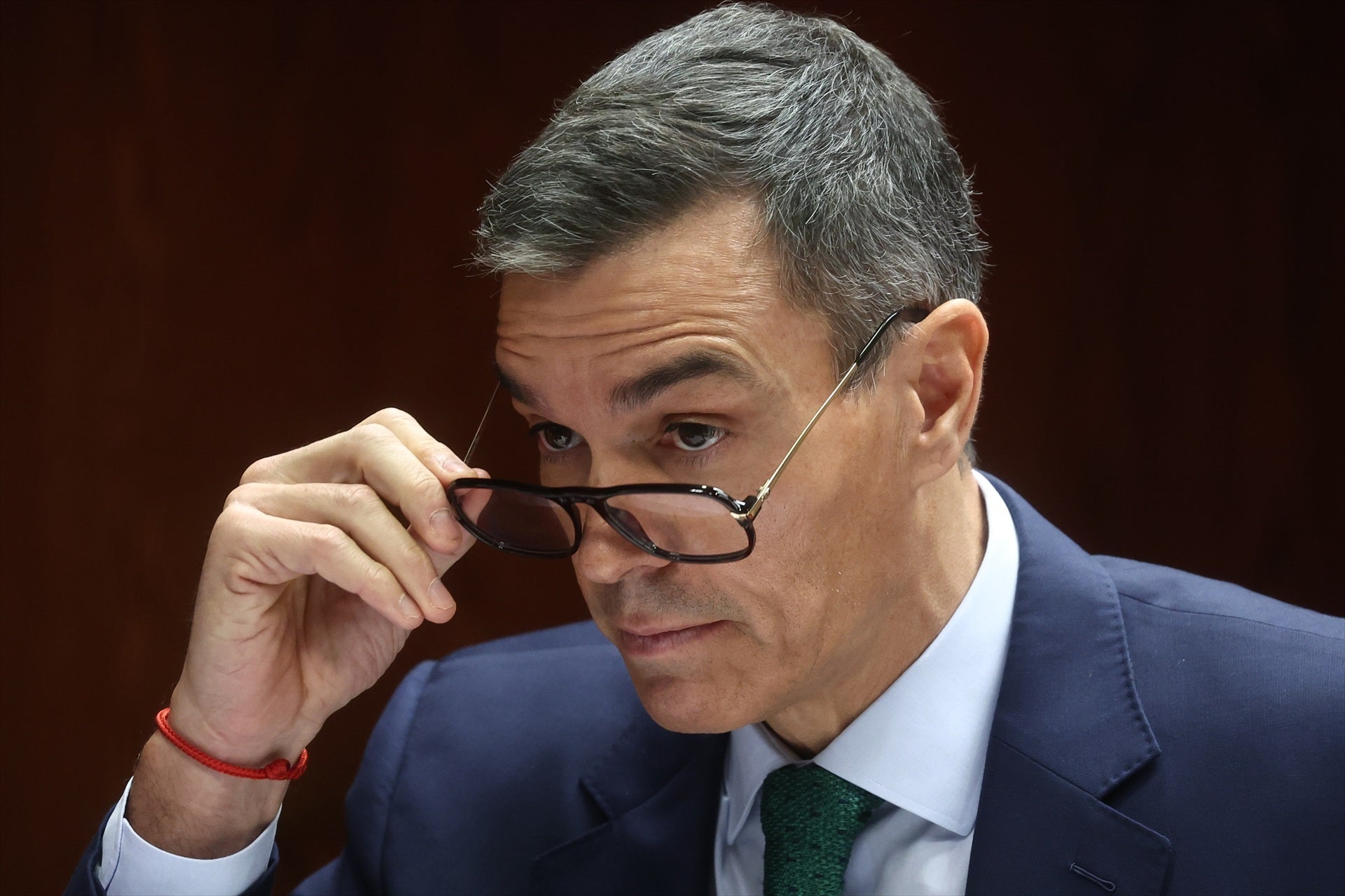 Las gafas de Pedro Sánchez eclipsan su discurso en el Senado: el análisis de una experta en comunicación no verbal Las gafas de Pedro Sánchez eclipsan su discurso en el Senado: el análisis de una experta en comunicación no verbal
