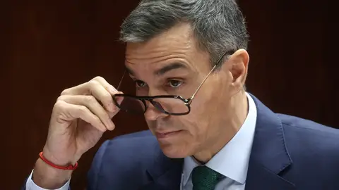Las gafas de Pedro Sánchez eclipsan su discurso en el Senado: el análisis de una experta en comunicación no verbal Las gafas de Pedro Sánchez eclipsan su discurso en el Senado: el análisis de una experta en comunicación no verbal