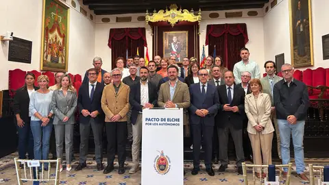 PP y Vox firman en Elche con una treintena de entidades el ‘Pacto de Elche por los autónomos’. PP y Vox firman en Elche con una treintena de entidades el ‘Pacto de Elche por los autónomos’.