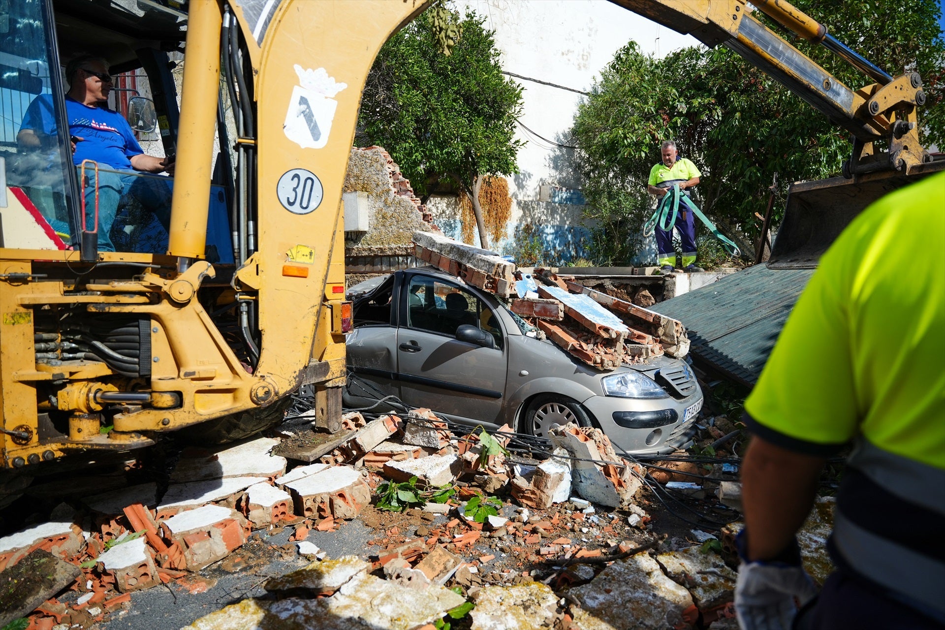Calles inundadas, árboles caídos y coches destrozados: las imágenes de las lluvias en Sevilla, Huelva y Cádiz Calles inundadas, árboles caídos y coches destrozados: las imágenes de las lluvias en Sevilla, Huelva y Cádiz
