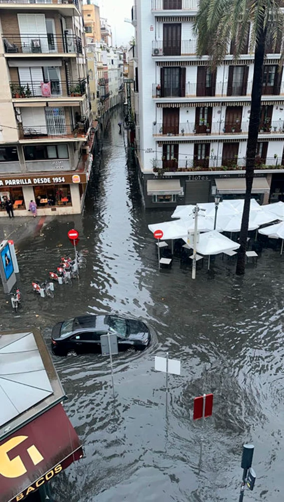 Vista de una plaza y varias calles completamente inundadas este miércoles, tras las intensas lluvias en la capital sevillana Vista de una plaza y varias calles completamente inundadas este miércoles, tras las intensas lluvias en la capital sevillana