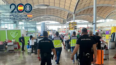 Foto de archivo de agentes de la Policía Nacional en el aeropuerto Alicante-Elche. Foto de archivo de agentes de la Policía Nacional en el aeropuerto Alicante-Elche.