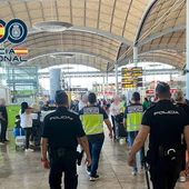Foto de archivo de agentes de la Policía Nacional en el aeropuerto Alicante-Elche. Foto de archivo de agentes de la Policía Nacional en el aeropuerto Alicante-Elche.