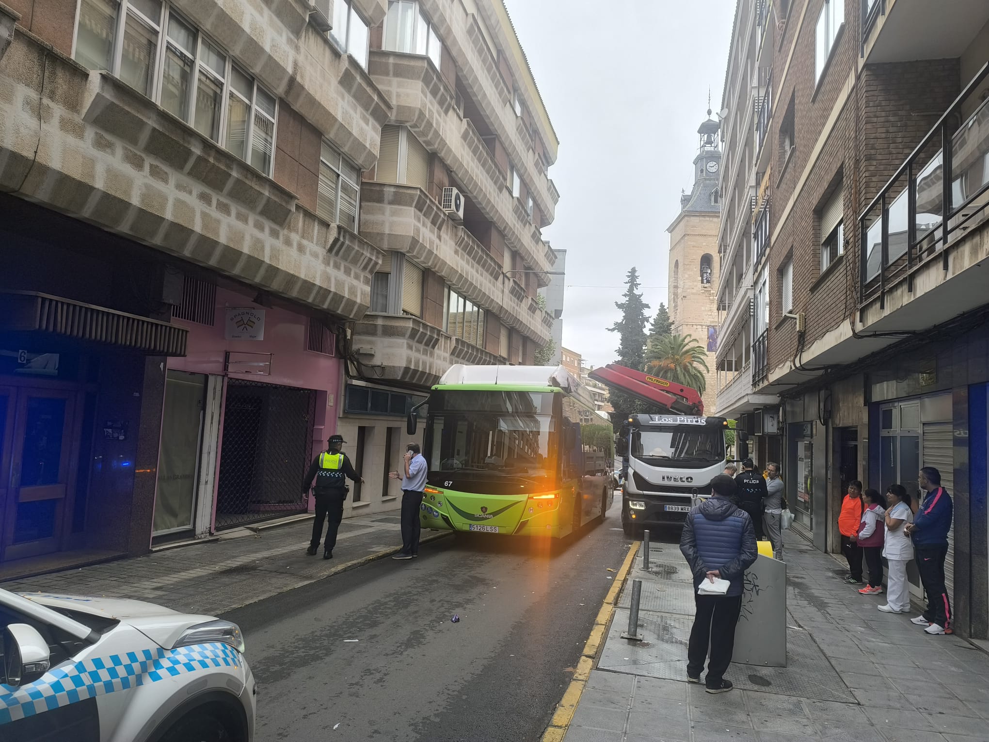 La empresa de la grúa que tuvo un incidente con un autobús en Ciudad Real señala que el conductor del bus no hizo caso de las indicaciones La empresa de la grúa que tuvo un incidente con un autobús en Ciudad Real señala que el conductor del bus no hizo caso de las indicaciones
