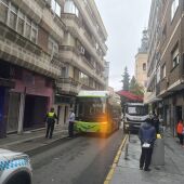 El autobús y la grúa en la calle Ruiz Morote