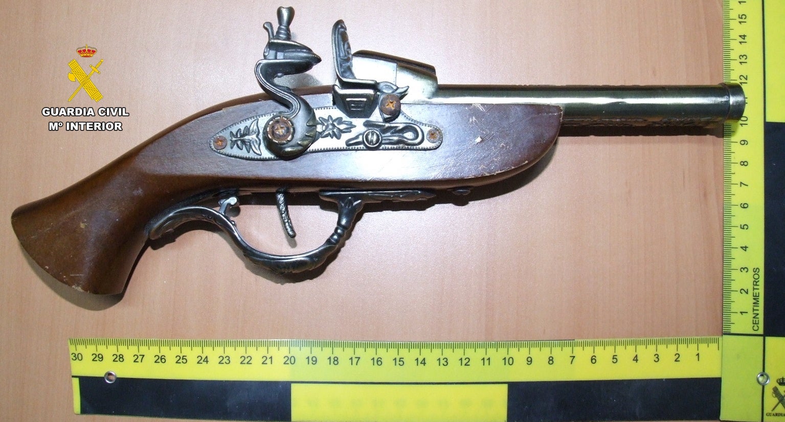 Maniatan y amenazan a un hombre de 90 años en Oria para robarle 2.000 euros Maniatan y amenazan a un hombre de 90 años en Oria para robarle 2.000 euros