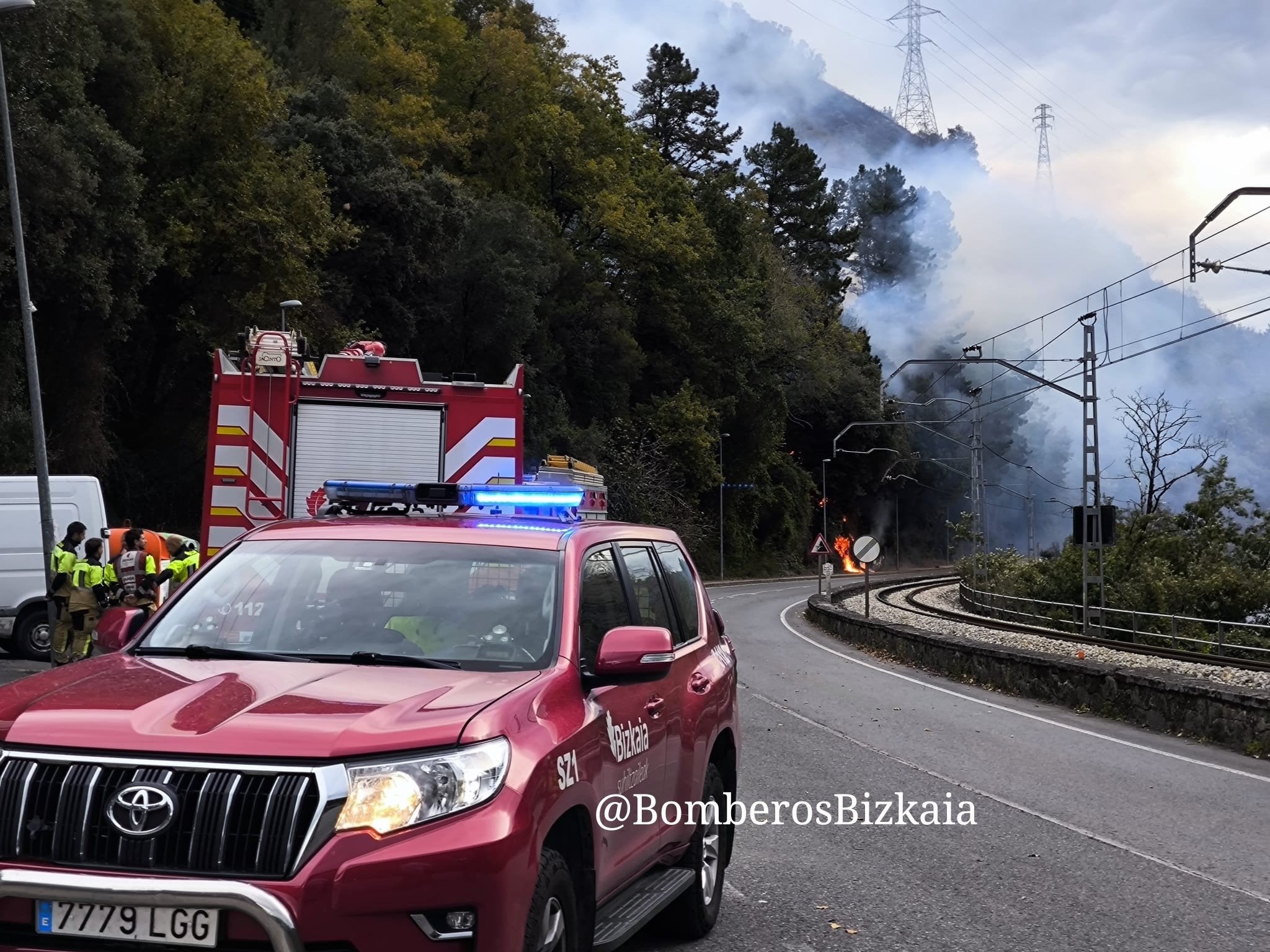 Los bomberos tratan de controlar un incendio forestal en Güeñes Los bomberos tratan de controlar un incendio forestal en Güeñes